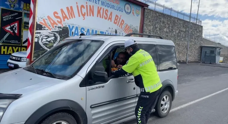 Kars ve Ardahan'da sürücüler şeker ikram edilerek uyarıldı