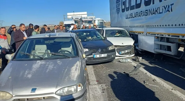 Kars'ta 6 aracın karıştığı zincirleme trafik kazasında biri ağır 2 kişi yaralandı