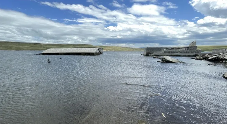 Kars'ta baraj suyu tahliye edilince eski yerleşim yeri gün yüzüne çıktı