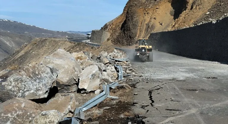 Kars'ta heyelan ulaşımı aksattı