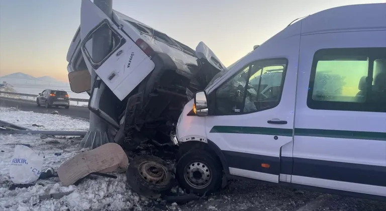 Kars'ta iki minibüs çarpıştı, yaralıların olduğu bildirildi