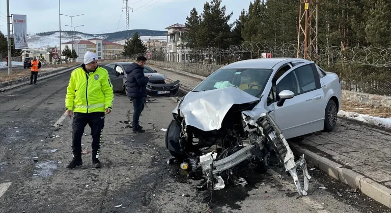 Kars'ta iki otomobilin çarpıştığı kazada 3 kişi yaralandı