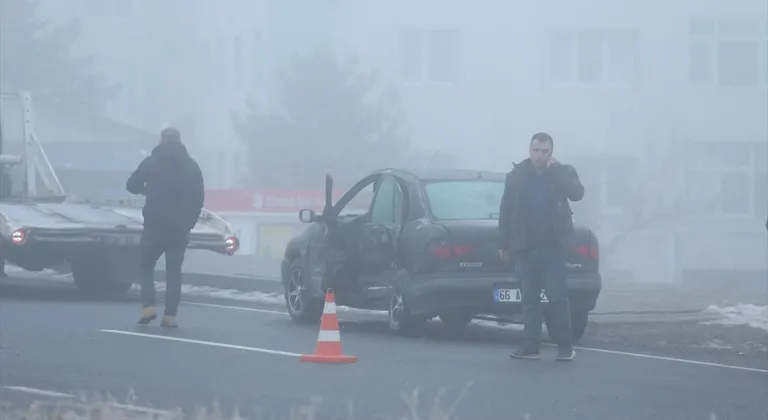 Kars'ta iki otomobilin çarpıştığı kazada polis memuru yaralandı