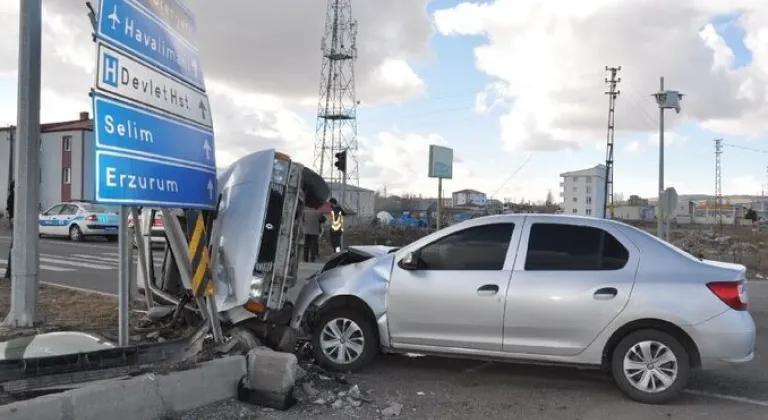 Kars'ta iki otomobilin karıştığı kazada 4 kişi yaralandı