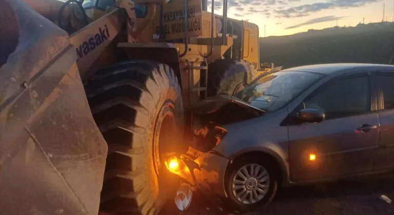 Kars'ta iş makinesiyle çarpışan otomobildeki 6 öğretmen yaralandı