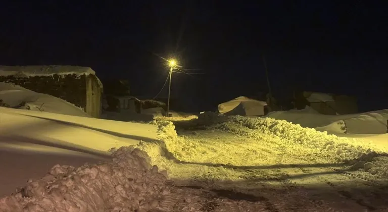 Kars'ta kar nedeniyle 58 köy yolu kapandı, mahsur kalan 15 araç kurtarıldı