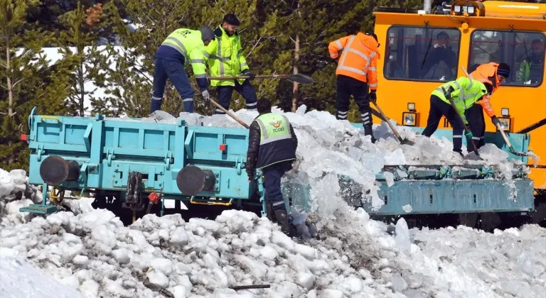 Kars'ta kar ve buzla mücadele sürüyor