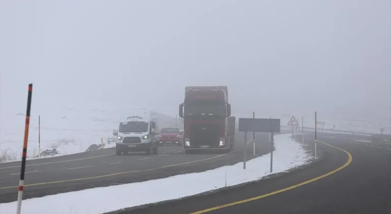 Kars'ta kar ve sis ulaşımı aksatıyor