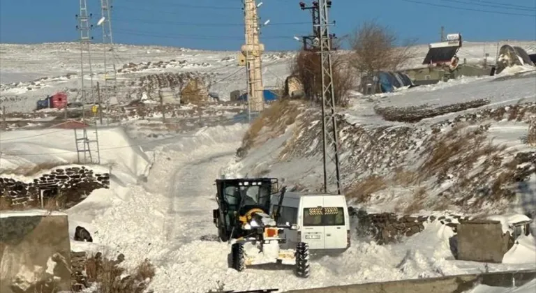 Kars'ta kar ve tipi nedeniyle yolda mahsur kalan 4 araç kurtarıldı