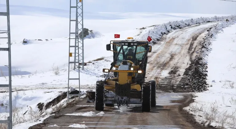 Kars'ta kar yağışı nedeniyle kapanan 47 köy yolu ulaşıma açıldı