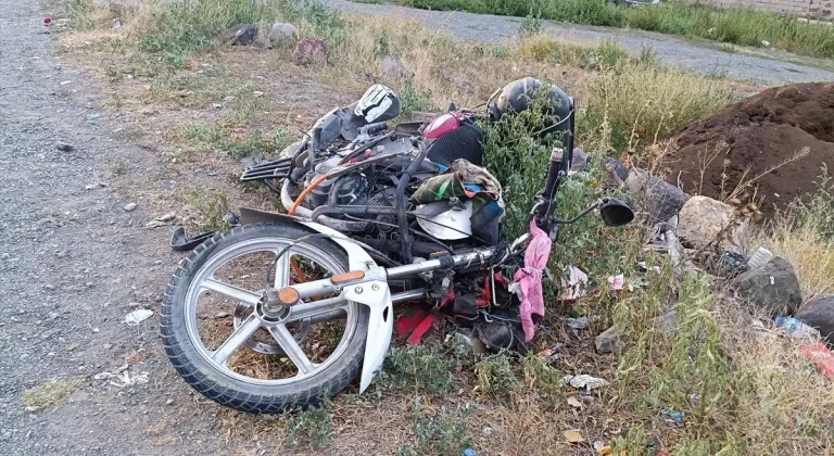 Kars’ta motosikletle kamyonet çarpıştı, 1 kişi ağır yaralandı