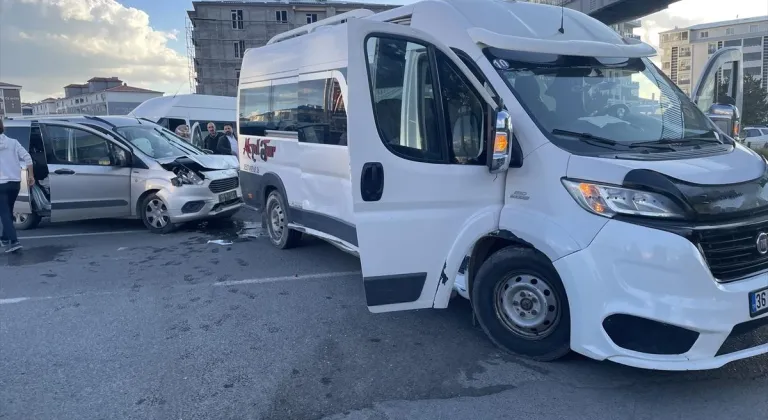 Kars'ta öğrenci servisi ile otomobilin çarpıştığı kazada 6 kişi yaralandı