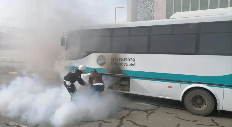 Kars'ta özel halk otobüsünde çıkan yangını trafik polisleri söndürdü