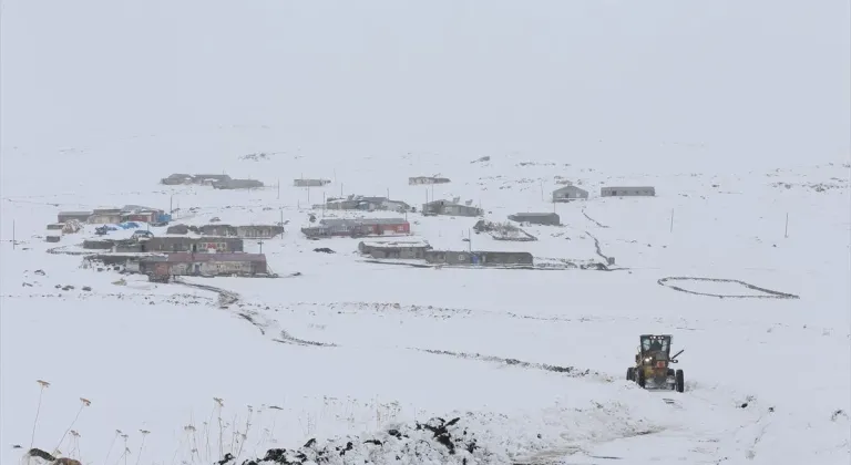 Kars'ta özel idare ekiplerinin baharda karla mücadele mesaisi devam ediyor