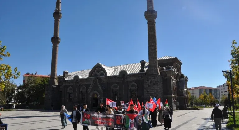 Kars'ta sağlık çalışanları Gazze için 47 haftadır "sessiz yürüyüş" yapıyor