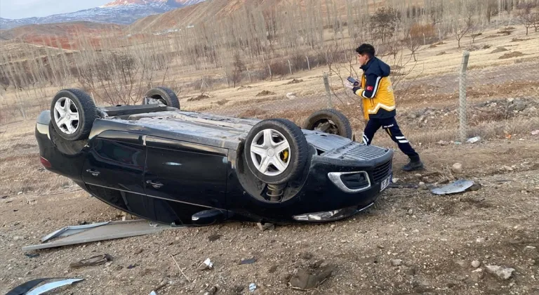 Kars'ta şarampole devrilen otomobildeki 5 kişi yaralandı