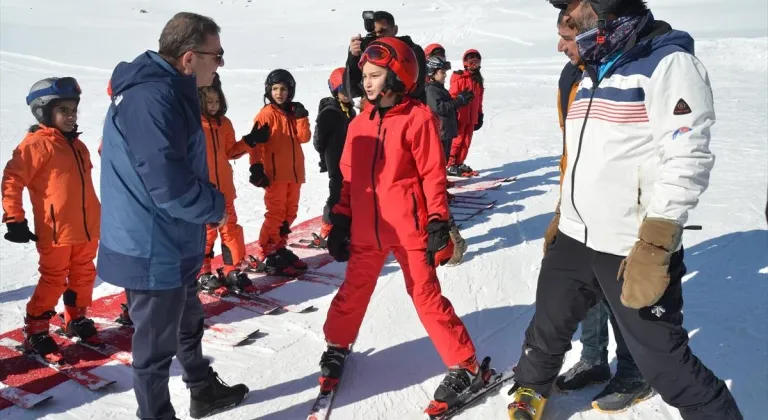 Kars'ta Valilik öncülüğünde öğrencilere verilen kayak eğitimleri devam ediyor