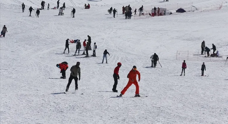 Kayak merkezlerinde en fazla kar kalınlığı 178 santimetreyle Hakkari'de ölçüldü