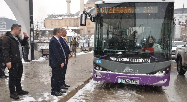 Kaymakam Çimşit, ilçenin ilk kadın otobüs şoförünün gününü kutladı