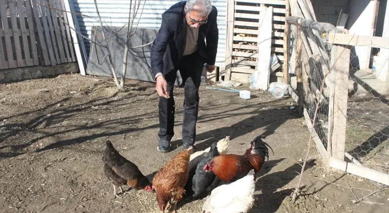 Kızlarını okutan baba, köydeki diğer ailelere de örnek oldu