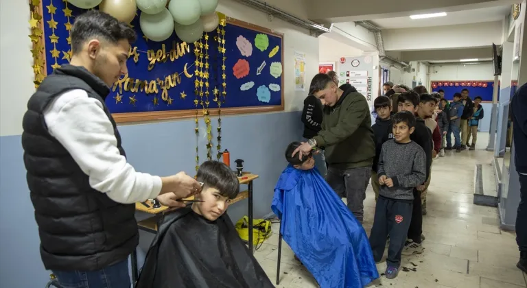 Konservatuvar öğrencisi berber, köy çocuklarına şarkılar eşliğinde bayram tıraşı yapıyor