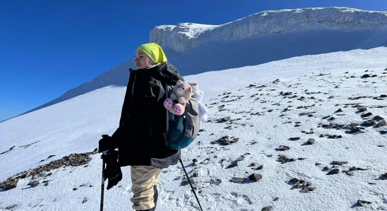 Lise öğrencisi Meryem, oyuncak ayıcıklarla Ağrı Dağı'nın zirvesine tırmandı