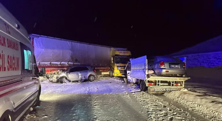 Malatya'da 3 aracın karıştığı zincirleme trafik kazasında 3 kişi yaralandı