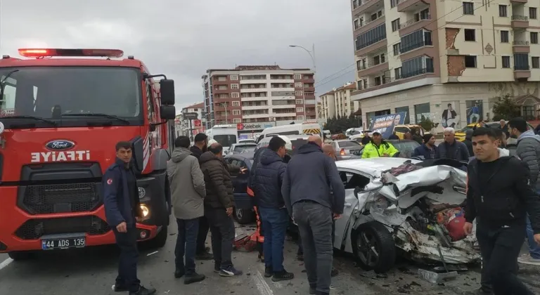 Malatya'da 7 aracın karıştığı kazada 1'i ağır 5 kişi yaralandı