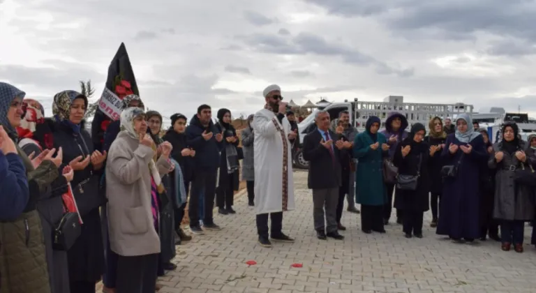 Malatya'da depremde hayatını kaybederler mezarları başında anıldı