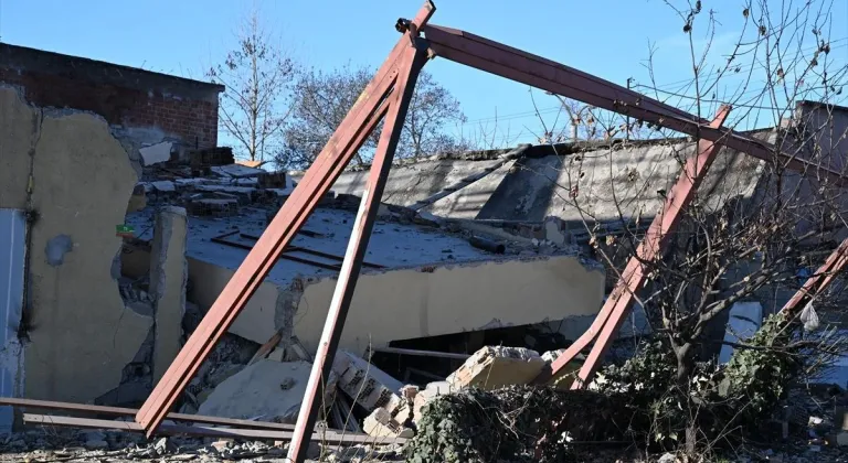 Malatya'da depremlerde ağır hasar alan 6 iş yeri çöktü