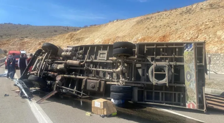 Malatya'da devrilen kamyondaki 1 kişi öldü, 1 kişi yaralandı