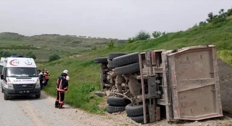 Malatya'da devrilen kamyonun sürücüsü yaralandı