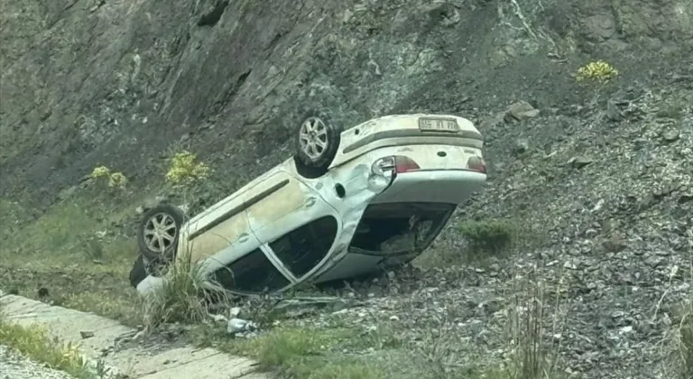 Malatya'da devrilen otomobildeki 4 kişi yaralandı