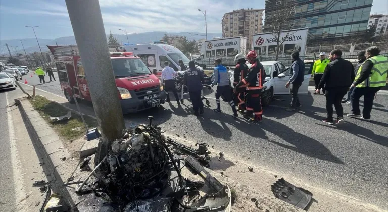 Malatya'da direğe çarpan otomobil sürücüsü ağır yaralandı