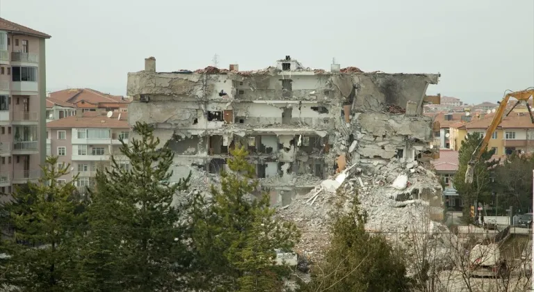 Malatya'da enkaz kaldırma ve yıkım çalışmaları devam ediyor