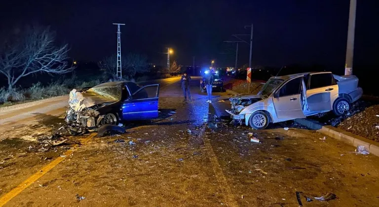 Malatya'da iki otomobil çarpıştı, 3 kişi yaralandı