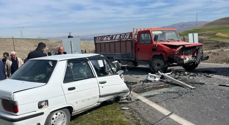 Malatya'da kamyonetle çarpışan otomobilin sürücüsü öldü