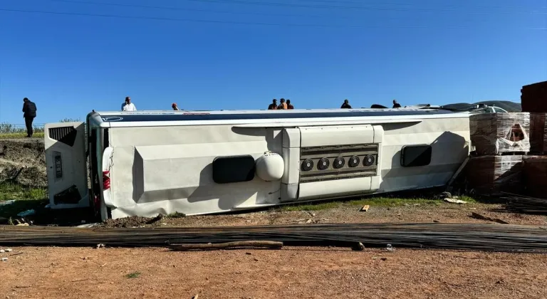 Malatya'da otomobille çarpışarak devrilen otobüsteki 15 kişi yaralandı