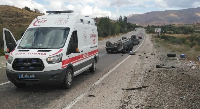 Malatya'da pikap ile otomobilin çarpıştığı kazada 3 kişi yaralandı