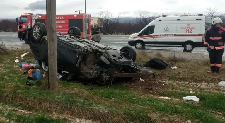 Malatya'da şarampole devrilen otomobildeki 1 kişi öldü, 3 kişi yaralandı