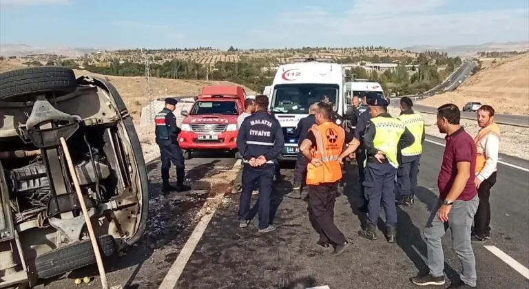 Malatya'da yolcu minibüsünün devrilmesi sonucu 17 kişi yaralandı