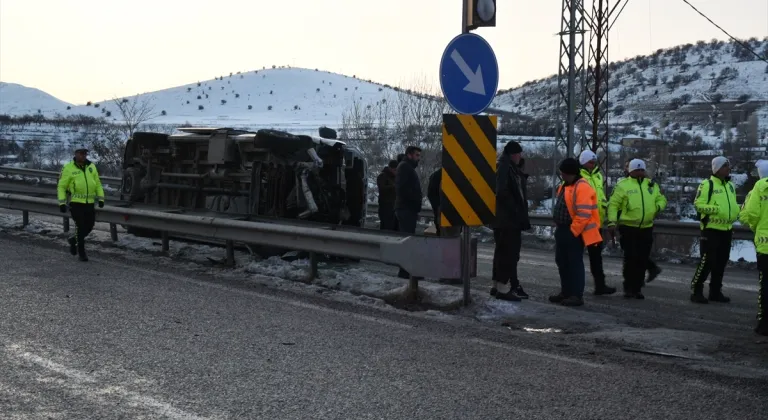 Malatya'da yolcu minibüsünün devrilmesi sonucu 8 kişi yaralandı