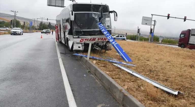 Malatya'da yolcu otobüsüyle traktörün çarpışması sonucu 1 kişi öldü, 1 kişi yaralandı