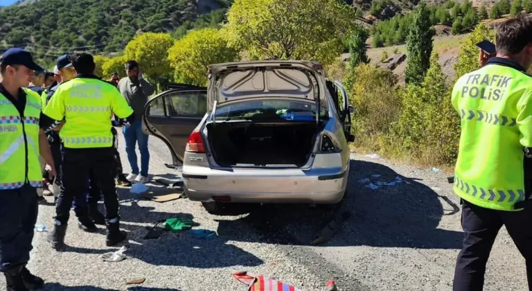 Malatya'da yön levhasına çarpan otomobildeki 3 kişi yaralandı