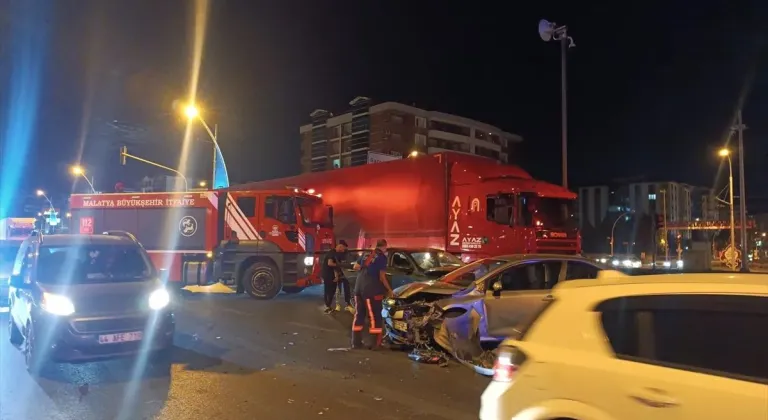 Malatya'da zincirleme trafik kazasında 3 kişi yaralandı