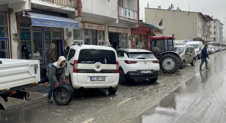 Malazgirt'te yağışların başlamasıyla lastikçilerde yoğunluk yaşanıyor