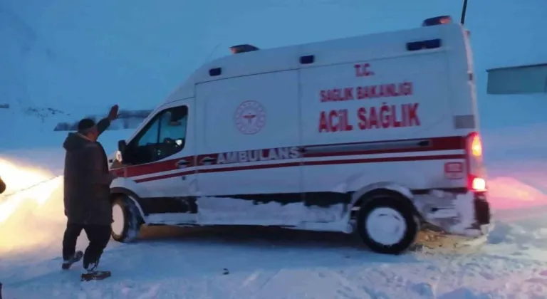 Malazgirt'te yoldan çıkarak kara saplanan ambulans ekiplerce kurtarıldı