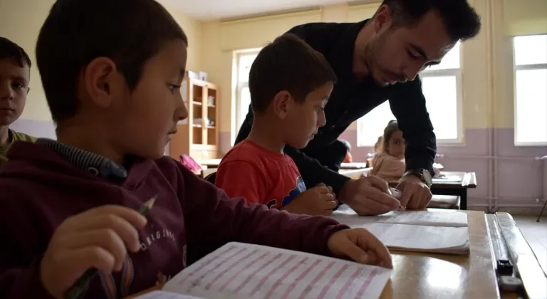 Mersinli kuzenler, Bitlis'teki köy okulunda çocukluk hayalleri olan öğretmenlik yapıyor