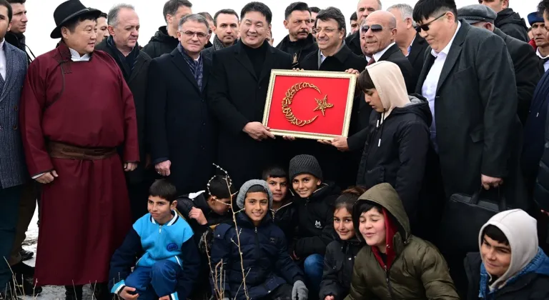 Moğolistan Cumhurbaşkanı Ukhnaa, Hülagü Han'ın saray kalıntılarının bulunduğu alanı ziyaret etti