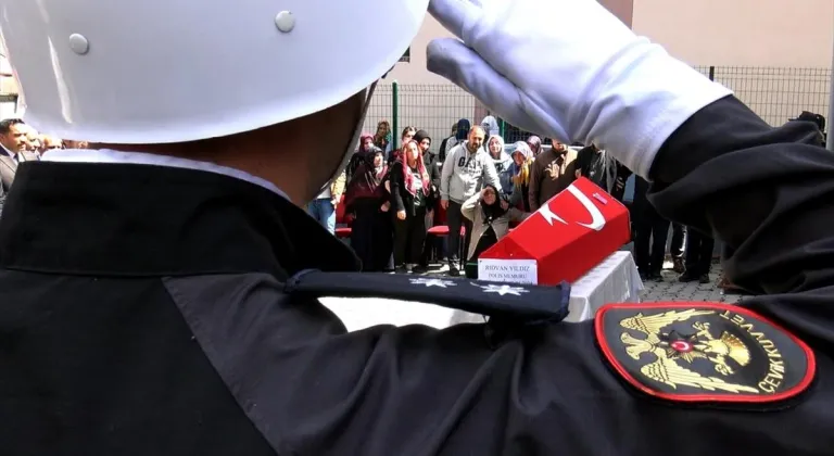 Motosiklet kazasında hayatını kaybeden polis memurunun cenazesi Kars'ta toprağa verildi